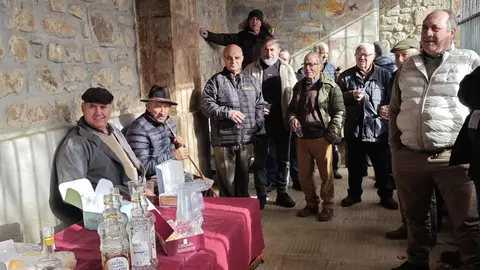 En Taranilla, la festividad de San Antón vuelve a celebrarse sin concesiones al olvido. La localidad de la Montaña Oriental Leonesa ha repetido este año una de sus citas más reconocibles: la subasta de los Patos.