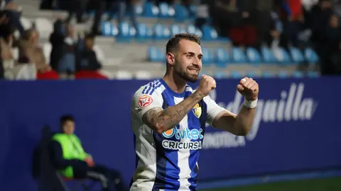 La Ponferradina suma y sigue. El equipo berciano recupera sensaciones, juego y goles ante su público. Fotos: Isaac Llamazares