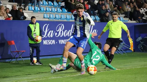 La Ponferradina suma y sigue. El equipo berciano recupera sensaciones, juego y goles ante su público. Fotos: Isaac Llamazares