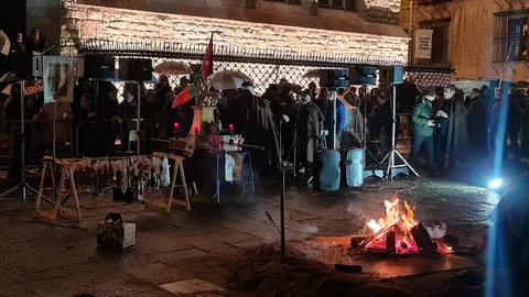 La Acera de Botines fue escenario este sábado de la celebración de San Antón y el gochín, una convocatoria que volvió a congregar a numerosos vecinos y visitantes interesados en participar en una de las manifestaciones más representativas del calendario tradicional leonés. El enclave urbano acogió una jornada en la que se combinaron elementos festivos y culturales propios del invierno.