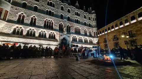 La Acera de Botines fue escenario este sábado de la celebración de San Antón y el gochín, una convocatoria que volvió a congregar a numerosos vecinos y visitantes interesados en participar en una de las manifestaciones más representativas del calendario tradicional leonés. El enclave urbano acogió una jornada en la que se combinaron elementos festivos y culturales propios del invierno.