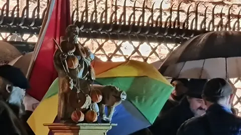 La Acera de Botines fue escenario este sábado de la celebración de San Antón y el gochín, una convocatoria que volvió a congregar a numerosos vecinos y visitantes interesados en participar en una de las manifestaciones más representativas del calendario tradicional leonés. El enclave urbano acogió una jornada en la que se combinaron elementos festivos y culturales propios del invierno.