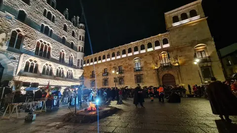 La Acera de Botines fue escenario este sábado de la celebración de San Antón y el gochín, una convocatoria que volvió a congregar a numerosos vecinos y visitantes interesados en participar en una de las manifestaciones más representativas del calendario tradicional leonés. El enclave urbano acogió una jornada en la que se combinaron elementos festivos y culturales propios del invierno.