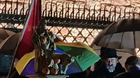 La Acera de Botines fue escenario este sábado de la celebración de San Antón y el gochín, una convocatoria que volvió a congregar a numerosos vecinos y visitantes interesados en participar en una de las manifestaciones más representativas del calendario tradicional leonés. El enclave urbano acogió una jornada en la que se combinaron elementos festivos y culturales propios del invierno.