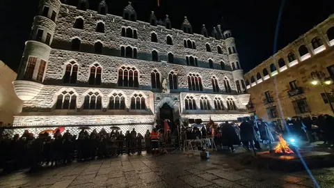 La Acera de Botines fue escenario este sábado de la celebración de San Antón y el gochín, una convocatoria que volvió a congregar a numerosos vecinos y visitantes interesados en participar en una de las manifestaciones más representativas del calendario tradicional leonés. El enclave urbano acogió una jornada en la que se combinaron elementos festivos y culturales propios del invierno.