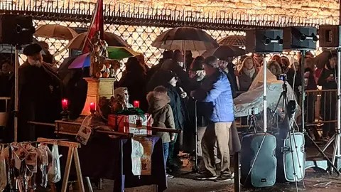 La Acera de Botines fue escenario este sábado de la celebración de San Antón y el gochín, una convocatoria que volvió a congregar a numerosos vecinos y visitantes interesados en participar en una de las manifestaciones más representativas del calendario tradicional leonés. El enclave urbano acogió una jornada en la que se combinaron elementos festivos y culturales propios del invierno.