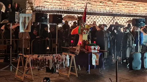 La Acera de Botines fue escenario este sábado de la celebración de San Antón y el gochín, una convocatoria que volvió a congregar a numerosos vecinos y visitantes interesados en participar en una de las manifestaciones más representativas del calendario tradicional leonés. El enclave urbano acogió una jornada en la que se combinaron elementos festivos y culturales propios del invierno.