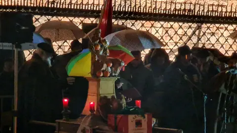 La Acera de Botines fue escenario este sábado de la celebración de San Antón y el gochín, una convocatoria que volvió a congregar a numerosos vecinos y visitantes interesados en participar en una de las manifestaciones más representativas del calendario tradicional leonés. El enclave urbano acogió una jornada en la que se combinaron elementos festivos y culturales propios del invierno.