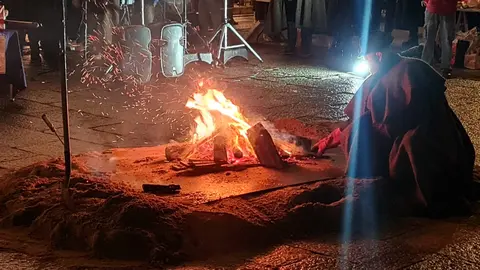 La Acera de Botines fue escenario este sábado de la celebración de San Antón y el gochín, una convocatoria que volvió a congregar a numerosos vecinos y visitantes interesados en participar en una de las manifestaciones más representativas del calendario tradicional leonés. El enclave urbano acogió una jornada en la que se combinaron elementos festivos y culturales propios del invierno.