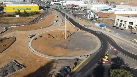 Obras de la nueva rotonda de la N-120 en Trobajo del Camino.