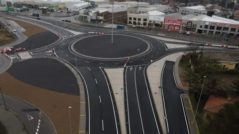 Obras de la nueva rotonda de la N-120 en Trobajo del Camino.