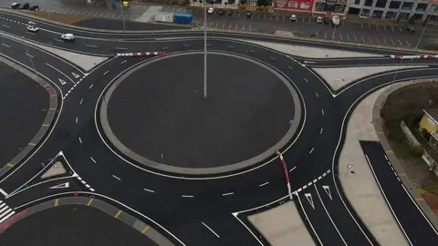 Obras de la nueva rotonda de la N-120 en Trobajo del Camino.