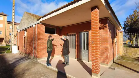 Diego visita los nuevos centros de Innovacion Rural y deportivo en Villaquejida. Foto: JCyL.