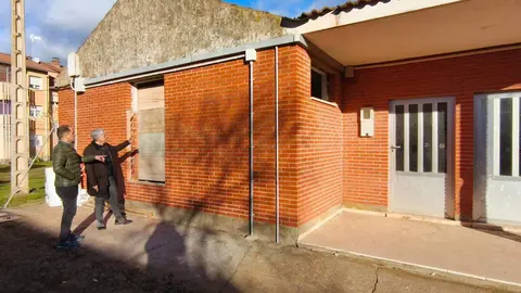 Diego visita los nuevos centros de Innovacion Rural y deportivo en Villaquejida. Foto: JCyL.
