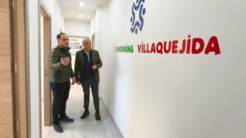 Diego visita los nuevos centros de Innovacion Rural y deportivo en Villaquejida. Foto: JCyL.