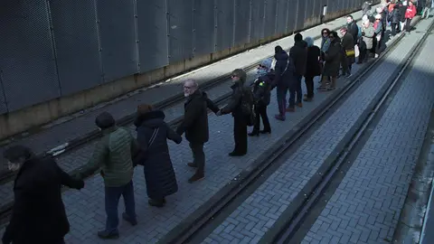 La Plataforma en Defensa del Ferrocarril de Vía Estrecha (Feve) de León convoca una manifestación y cadena humana para reclamar que no se entierre el trazado ni se implante el autobús eléctrico en el tramo afectado. Fotos: Peio García