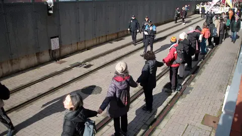 La Plataforma en Defensa del Ferrocarril de Vía Estrecha (Feve) de León convoca una manifestación y cadena humana para reclamar que no se entierre el trazado ni se implante el autobús eléctrico en el tramo afectado. Fotos: Peio García