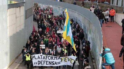 La Plataforma en Defensa del Ferrocarril de Vía Estrecha (Feve) de León convoca una manifestación y cadena humana para reclamar que no se entierre el trazado ni se implante el autobús eléctrico en el tramo afectado. Fotos: Peio García