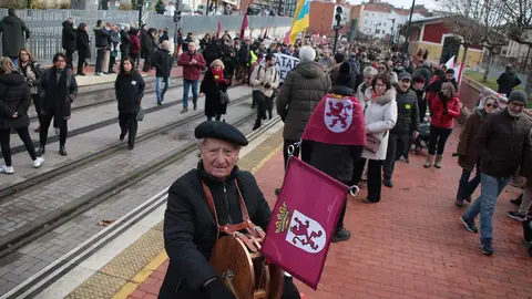 La Plataforma en Defensa del Ferrocarril de Vía Estrecha (Feve) de León convoca una manifestación y cadena humana para reclamar que no se entierre el trazado ni se implante el autobús eléctrico en el tramo afectado. Fotos: Peio García