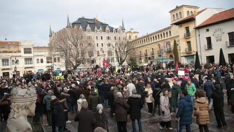 La Plataforma en Defensa del Ferrocarril de Vía Estrecha (Feve) de León convoca una manifestación y cadena humana para reclamar que no se entierre el trazado ni se implante el autobús eléctrico en el tramo afectado. Fotos: Peio García