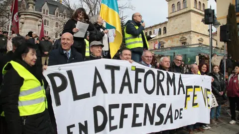 La Plataforma en Defensa del Ferrocarril de Vía Estrecha (Feve) de León convoca una manifestación y cadena humana para reclamar que no se entierre el trazado ni se implante el autobús eléctrico en el tramo afectado. Fotos: Peio García