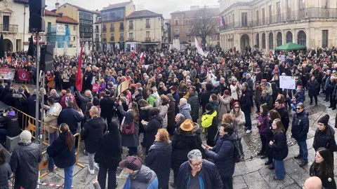 La Plataforma en Defensa del Ferrocarril de Vía Estrecha (Feve) de León convoca una manifestación y cadena humana para reclamar que no se entierre el trazado ni se implante el autobús eléctrico en el tramo afectado. Fotos: Peio García