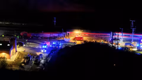 La provincia de Córdoba ha vivido este domingo por la tarde uno de los peores accidentes ferroviarios de las últimas décadas. En el término municipal de Adamuz, un tren de alta velocidad de la compañía Iryo, que cubría la ruta Málaga–Madrid con alrededor de 300 pasajeros a bordo, descarriló y acabó invadiendo la vía contraria. Hay al menos 39 fallecidos.