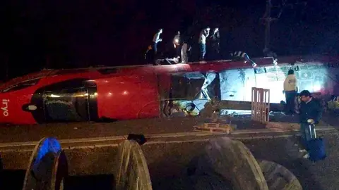 La provincia de Córdoba ha vivido este domingo por la tarde uno de los peores accidentes ferroviarios de las últimas décadas. En el término municipal de Adamuz, un tren de alta velocidad de la compañía Iryo, que cubría la ruta Málaga–Madrid con alrededor de 300 pasajeros a bordo, descarriló y acabó invadiendo la vía contraria. Hay al menos 39 fallecidos.