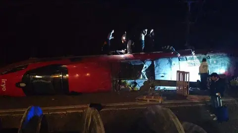 La provincia de Córdoba ha vivido este domingo por la tarde uno de los peores accidentes ferroviarios de las últimas décadas. En el término municipal de Adamuz, un tren de alta velocidad de la compañía Iryo, que cubría la ruta Málaga–Madrid con alrededor de 300 pasajeros a bordo, descarriló y acabó invadiendo la vía contraria. Hay al menos 39 fallecidos.