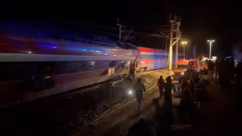 La provincia de Córdoba ha vivido este domingo por la tarde uno de los peores accidentes ferroviarios de las últimas décadas. En el término municipal de Adamuz, un tren de alta velocidad de la compañía Iryo, que cubría la ruta Málaga–Madrid con alrededor de 300 pasajeros a bordo, descarriló y acabó invadiendo la vía contraria. Hay al menos 39 fallecidos.