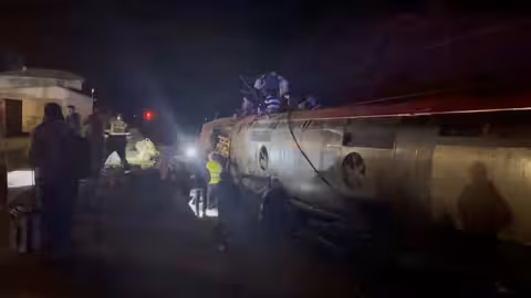 La provincia de Córdoba ha vivido este domingo por la tarde uno de los peores accidentes ferroviarios de las últimas décadas. En el término municipal de Adamuz, un tren de alta velocidad de la compañía Iryo, que cubría la ruta Málaga–Madrid con alrededor de 300 pasajeros a bordo, descarriló y acabó invadiendo la vía contraria. Hay al menos 39 fallecidos.