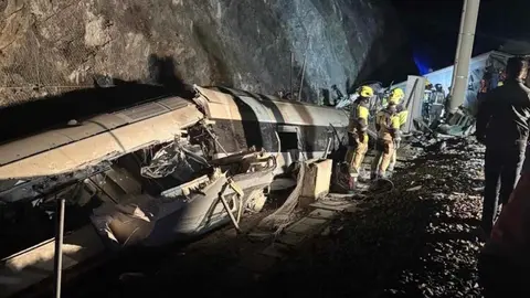 La provincia de Córdoba ha vivido este domingo por la tarde uno de los peores accidentes ferroviarios de las últimas décadas. En el término municipal de Adamuz, un tren de alta velocidad de la compañía Iryo, que cubría la ruta Málaga–Madrid con alrededor de 300 pasajeros a bordo, descarriló y acabó invadiendo la vía contraria. Hay al menos 39 fallecidos.