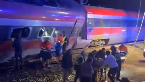 La provincia de Córdoba ha vivido este domingo por la tarde uno de los peores accidentes ferroviarios de las últimas décadas. En el término municipal de Adamuz, un tren de alta velocidad de la compañía Iryo, que cubría la ruta Málaga–Madrid con alrededor de 300 pasajeros a bordo, descarriló y acabó invadiendo la vía contraria. Hay al menos 39 fallecidos.