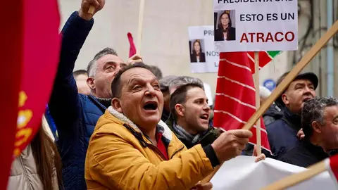 Los regantes del Páramo Bajo de León se movilizan ante la CHD para exigir que cumpla los compromisos firmados. Fotos: Leticia Pérez