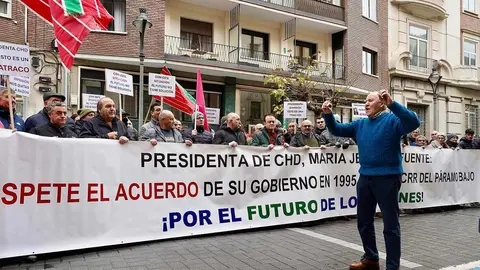 Los regantes del Páramo Bajo de León se movilizan ante la CHD para exigir que cumpla los compromisos firmados. Fotos: Leticia Pérez