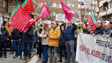 Los regantes del Páramo Bajo de León se movilizan ante la CHD para exigir que cumpla los compromisos firmados. Fotos: Leticia Pérez