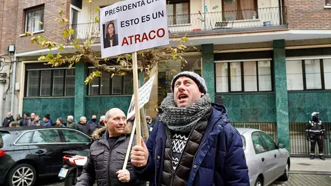 Los regantes del Páramo Bajo de León se movilizan ante la CHD para exigir que cumpla los compromisos firmados. Fotos: Leticia Pérez