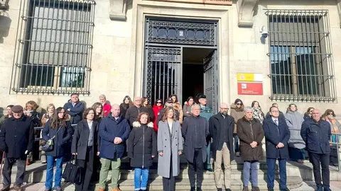 El grave accidente ferroviario ocurrido este domingo en Adamuz (Córdoba) ha sacudido a todo el país y ha tenido también un profundo impacto en León. La magnitud de la tragedia, con decenas de víctimas mortales y más de un centenar de heridos, ha llevado este lunes a las principales instituciones leonesas a expresar públicamente su solidaridad con los afectados. En la imagen, concentración ante la Subdelegación del Gobierno