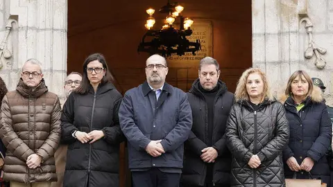 Minuto de silencio en el ayuntamiento de Ponferada por el accidente ferroviario de Adamuz (Córdoba). Fotos: César Sánchez