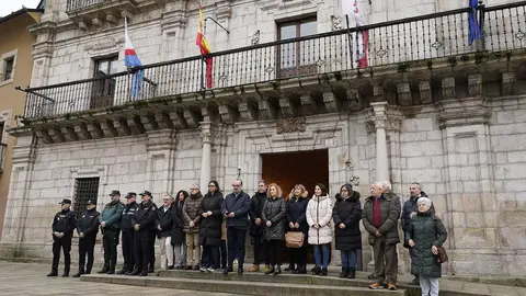 Minuto de silencio en el ayuntamiento de Ponferada por el accidente ferroviario de Adamuz (Córdoba). Fotos: César Sánchez