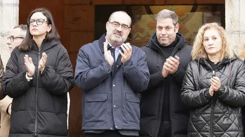 Minuto de silencio en el ayuntamiento de Ponferada por el accidente ferroviario de Adamuz (Córdoba). Fotos: César Sánchez