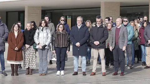 El grave accidente ferroviario ocurrido este domingo en Adamuz (Córdoba) ha sacudido a todo el país y ha tenido también un profundo impacto en León. La magnitud de la tragedia, con decenas de víctimas mortales y más de un centenar de heridos, ha llevado este lunes a las principales instituciones leonesas a expresar públicamente su solidaridad con los afectados. En la imagen, concentración ante la Subdelegación del Gobierno