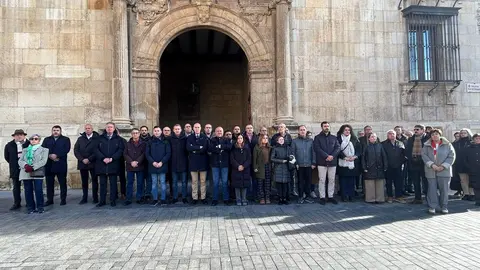 El grave accidente ferroviario ocurrido este domingo en Adamuz (Córdoba) ha sacudido a todo el país y ha tenido también un profundo impacto en León. La magnitud de la tragedia, con decenas de víctimas mortales y más de un centenar de heridos, ha llevado este lunes a las principales instituciones leonesas a expresar públicamente su solidaridad con los afectados. En la imagen, concentración de Ayuntamiento y Diputación de León ante la sede de esta última institución. Foto: Dipu León