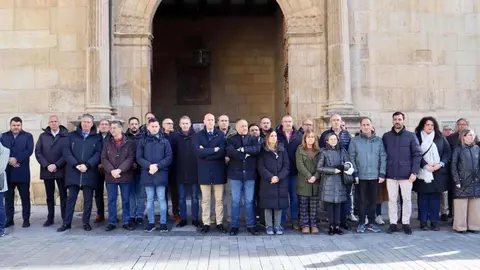 Minuto de silencio frente a la Diputación de León en recuerdo de las víctimas del accidente ferroviario que se ha producido en Adamuz.