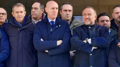 Minuto de silencio frente a la Diputación de León en recuerdo de las víctimas del accidente ferroviario que se ha producido en Adamuz.