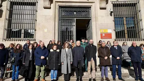 El delegado del Gobierno asiste en León al minuto de silencio por las víctimas del accidente ferroviario en Adamuz (Córdoba). Foto: Campillo