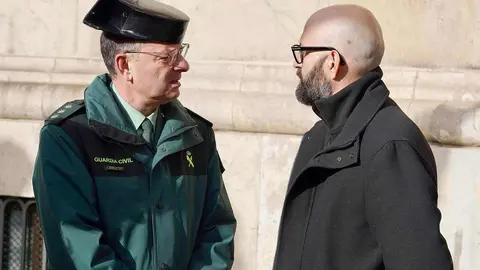 El delegado del Gobierno asiste en León al minuto de silencio por las víctimas del accidente ferroviario en Adamuz (Córdoba). Foto: Campillo