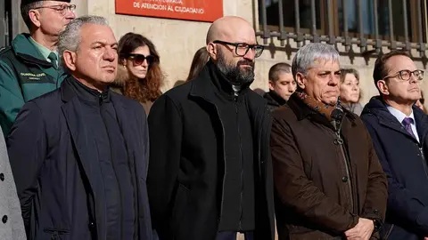El delegado del Gobierno asiste en León al minuto de silencio por las víctimas del accidente ferroviario en Adamuz (Córdoba). Foto: Campillo