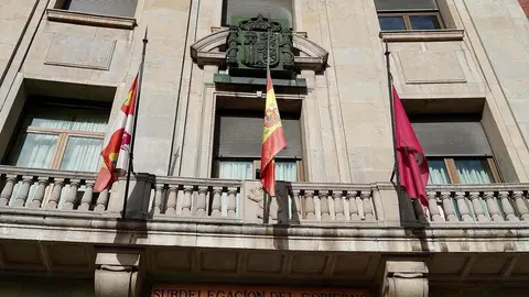 El delegado del Gobierno asiste en León al minuto de silencio por las víctimas del accidente ferroviario en Adamuz (Córdoba). Foto: Campillo