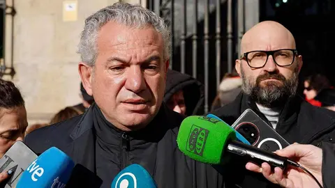 El delegado del Gobierno asiste en León al minuto de silencio por las víctimas del accidente ferroviario en Adamuz (Córdoba). Foto: Campillo